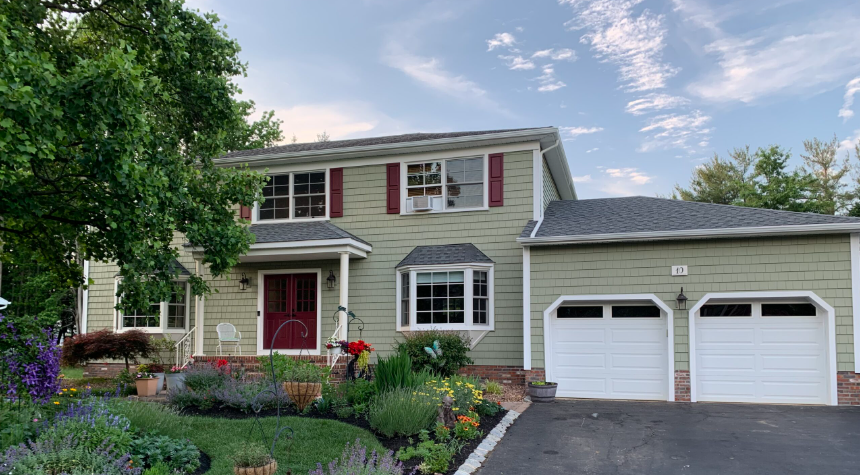 Manalapan, NJ siding replacement. CertainTeed Cypress Sididng.